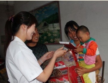 郑州天伦医院送来“宝贝计划”的成长基金和礼物